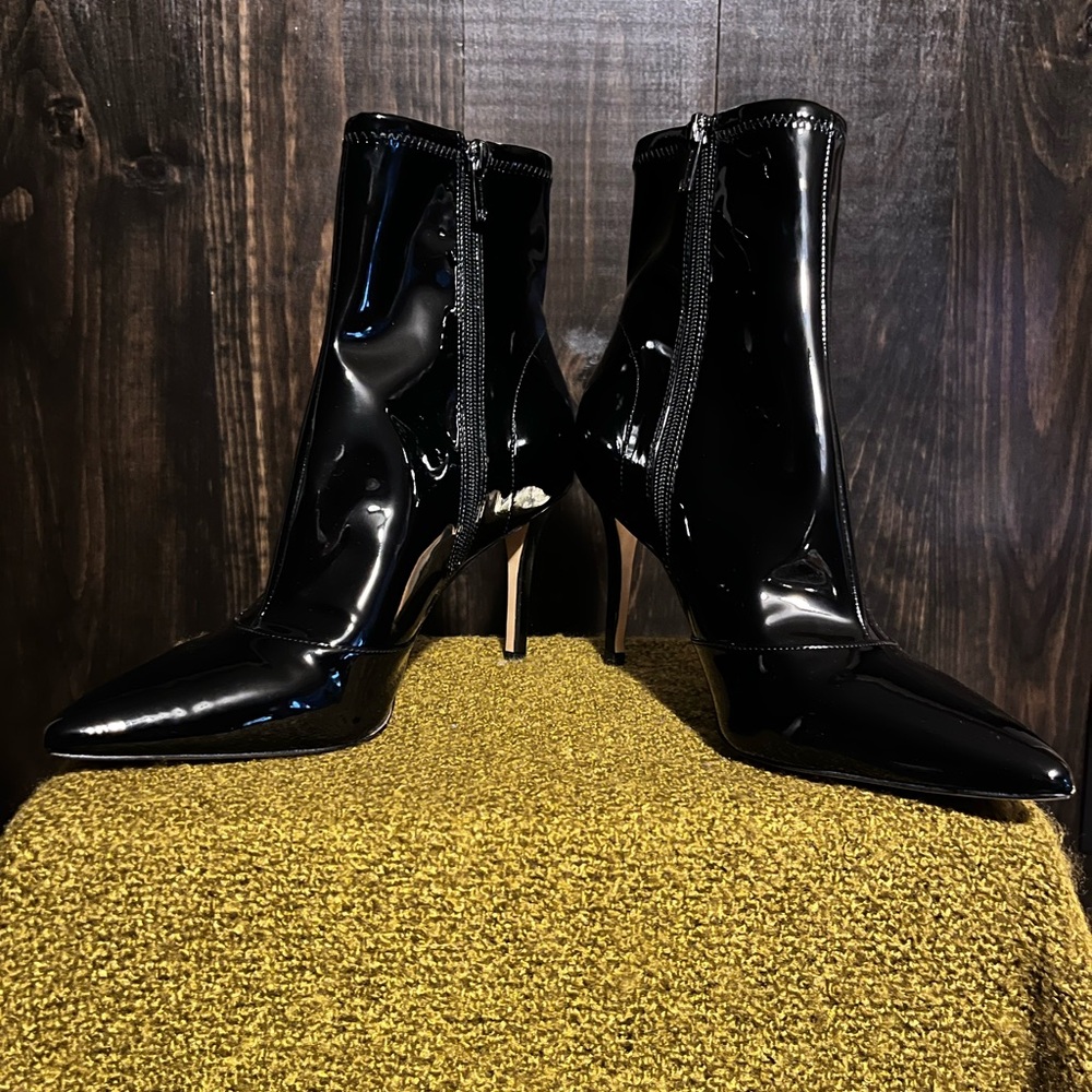 Jessica Simpson, Size 10 Black Stretch Patent 👠